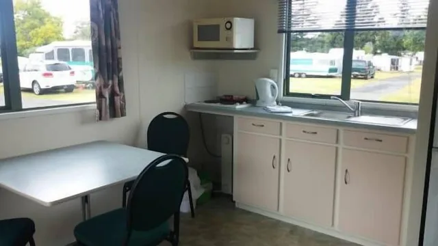 استوديو عائلي بسرير مزدوج وسرير بطابقين وسرير بطابقين بحمام خاص، Mercury Bay Holiday Park 4/4
