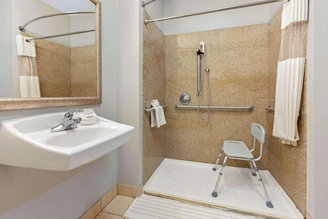 جناح ديلوكس بسرير كينج بإطلالة على البحيرة لذوي الإعاقة، La Quinta Inn & Suites by Wyndham Bridge City 2/2