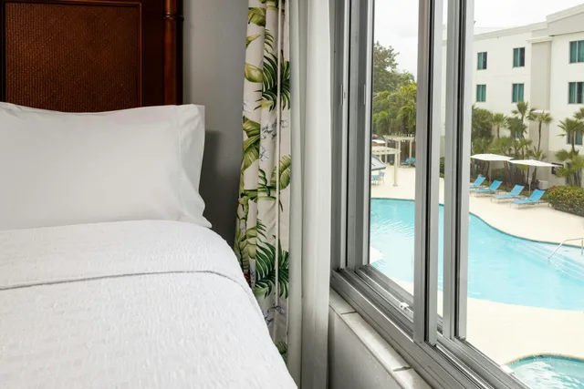 جناح بسرير كينج بإطلالة على المسبح، Hampton Inn Suites San Juan 3/6