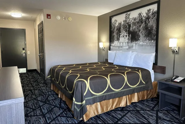 غرفة بسرير كينج، Super 8 by Wyndham Kinder/Coushatta near Casino 3/5