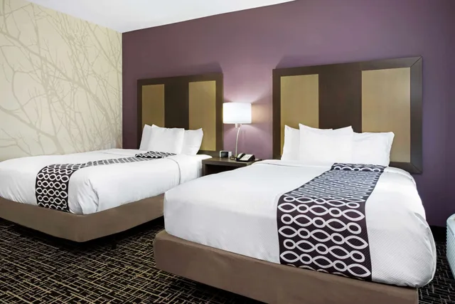 غرفة بسريرين كوين لذوي الإعاقة، La Quinta Inn And Suites By Wyndham Lake Charles - Westlake 1/1