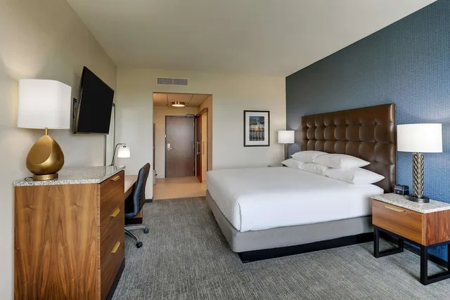 غرفة بسرير كينج بشرفة بإطلالة مع أريكة، Drury Plaza Hotel Orlando - Disney Springs Area 8/9