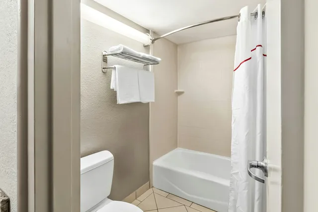 غرفة قياسية بسرير كوين، Red Carpet Inn Washington DC 5/7