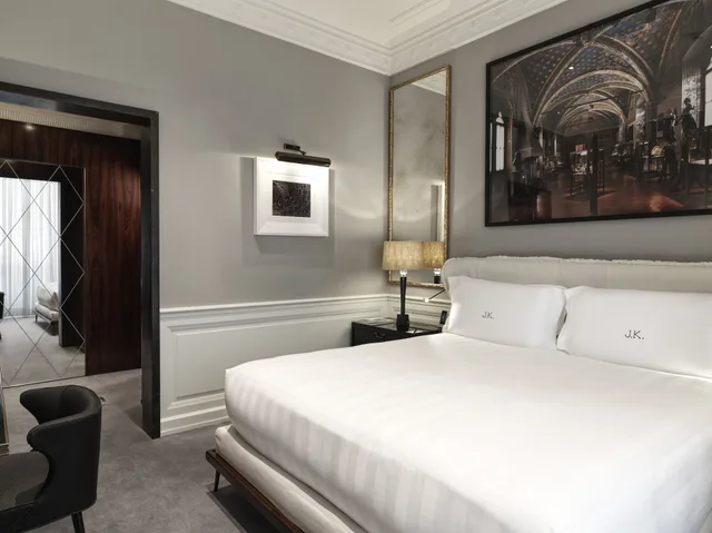 Classic, Queen Bed, JK Place Roma 2/4