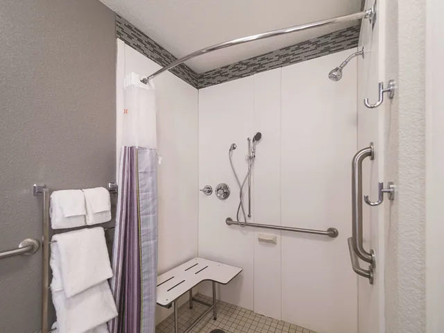 غرفة بسريرين مزدوجين لذوي الإعاقة، La Quinta Inn Suites Oklahoma City Nw Expwy 6/6