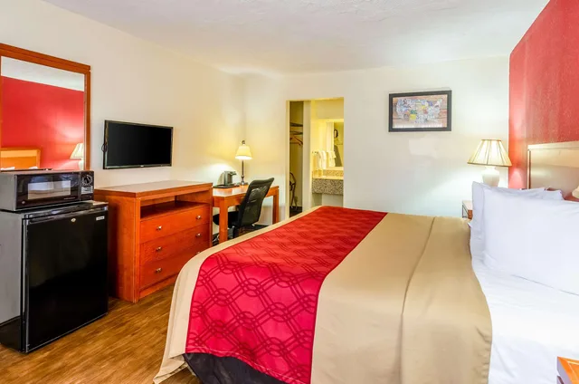 غرفة بسرير كينج للمدخنين، Econo Lodge Martinsville 3/3