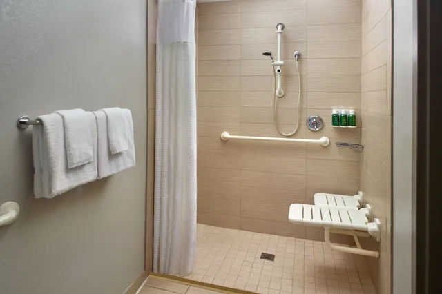 غرفة بسرير كينج مع أريكة، Courtyard Myrtle Beach Broadway 6/6
