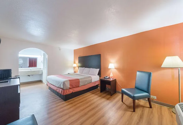 Room, King Bed, Accessible, Motel6 San Antonio, TX - I-10 West 4/9