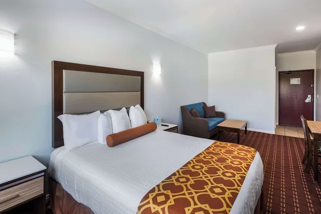 غرفة بسرير كوين، Rodeway Inn and Suites Pasadena 2/7