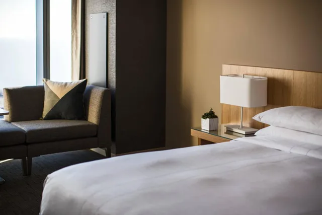 غرفة بسرير كينج بحوض استحمام لذوي الإعاقة، MARRIOTT MARQUIS CHICAGO 3/8