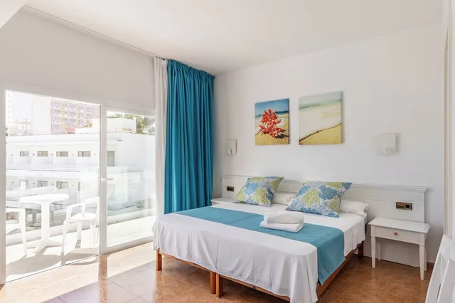 غرفة عائلية بإطلالة على البحر بشرفة، Neptuno Paguera Hostal 1/5