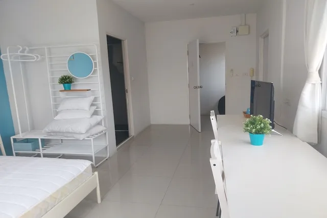 غرفة ديلوكس ثلاثية بسرير كوين وسرير فردي، ME U Hostel Pattaya 3/4