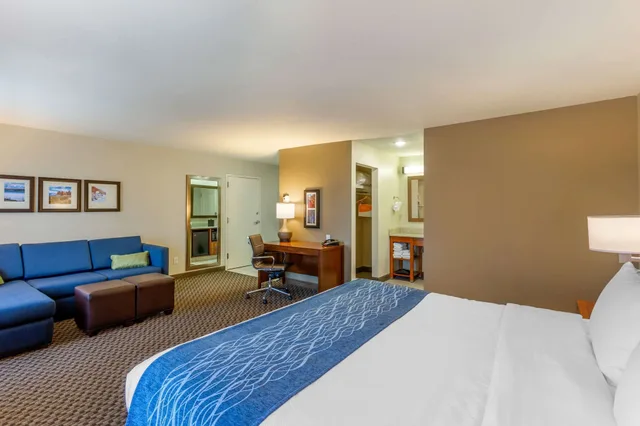جناح بسرير كينج مع أريكة لذوي الإعاقة، Comfort Inn and Suites Logan Near University 1/3
