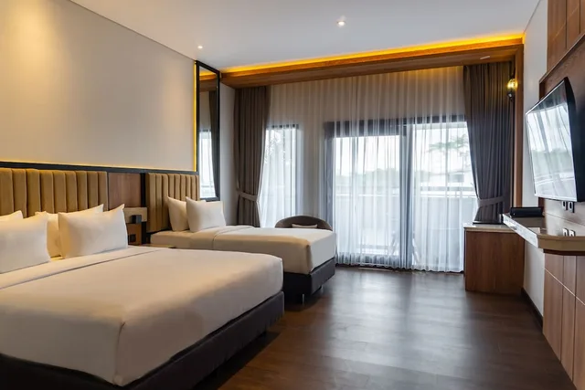 غرفة عائلية بسرير كوين وسرير فردي بشرفة بحوض استحمام، Grand Sunshine Resort and Convention 3/7