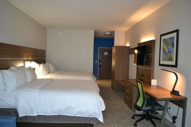 غرفة قياسية بسريرين كوين بحوض استحمام لذوي الإعاقة، Holiday Inn Express Tallahassee University Central 1/4