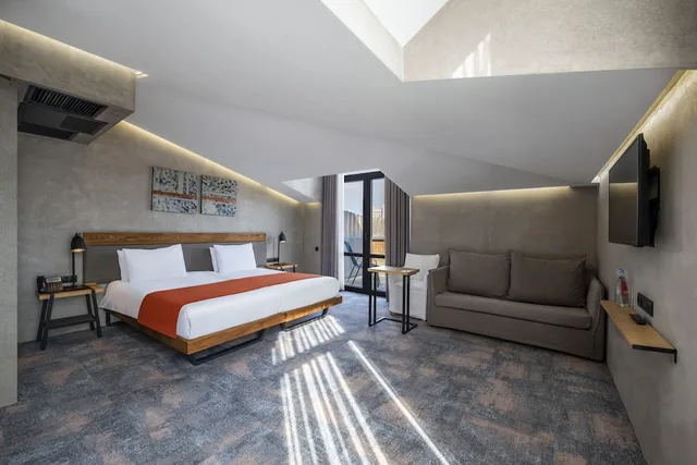 غرفة فاخرة بسرير كينج بشرفة، Iota Hotel Tbilisi 3/8