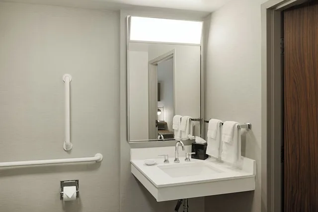 غرفة بسرير كينج، Courtyard by Marriott Dayton South 3/9