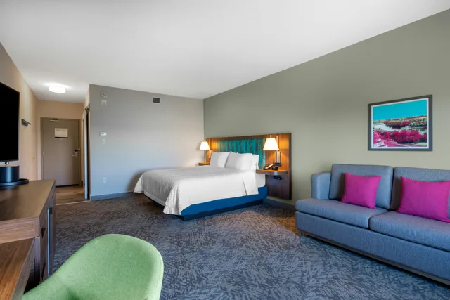 غرفة بسرير كينج مع أريكة، Hampton Inn and Suites Edmonton St. Albert, AB 2/3