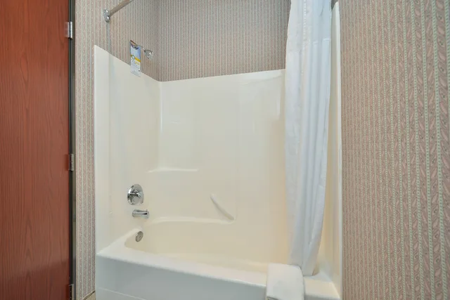 غرفة بسرير كينج لذوي الإعاقة، Garner Hotel Liberty Lake by IHG 4/4
