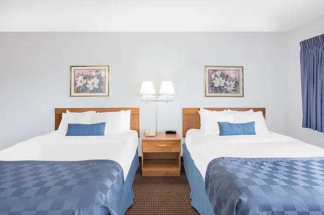 غرفة بريميوم بسريرين كوين بجاكوزي، Ramada By Wyndham Hancock Waterfront 1/5