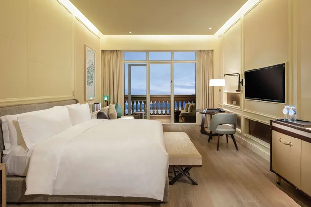 غرفة ديلوكس بسرير كينج بإطلالة على البحر، Hilton Dalian Golden Pebble Beach Resort 1/6
