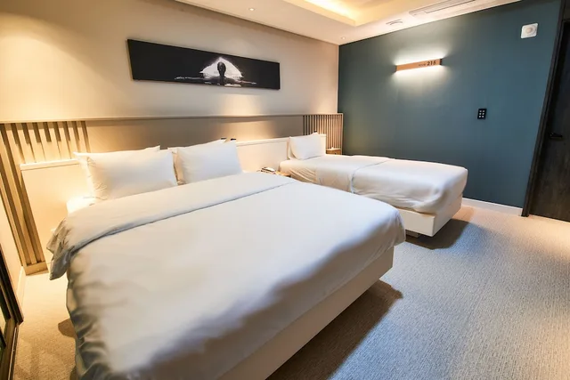 Vip, Residence, Twin Beds, 1 Double and 1 Single Bed، West In Hotel 1/10