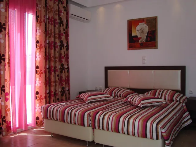 Studio Triple, Elena Studios & Suites 1/1