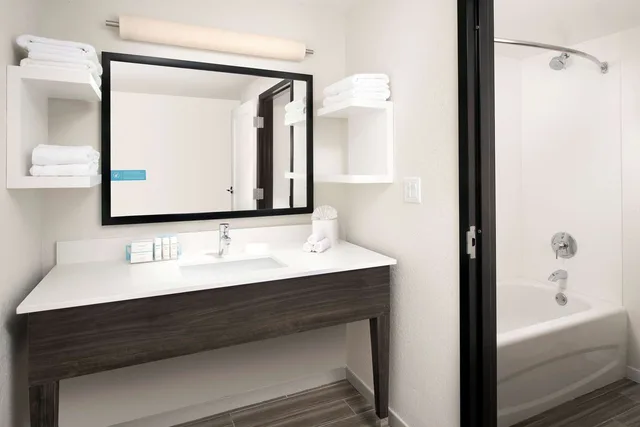 جناح بسرير كينج بشرفة بغرفة نوم واحدة، Hampton Inn & Suites Anaheim - Garden Grove 2/2