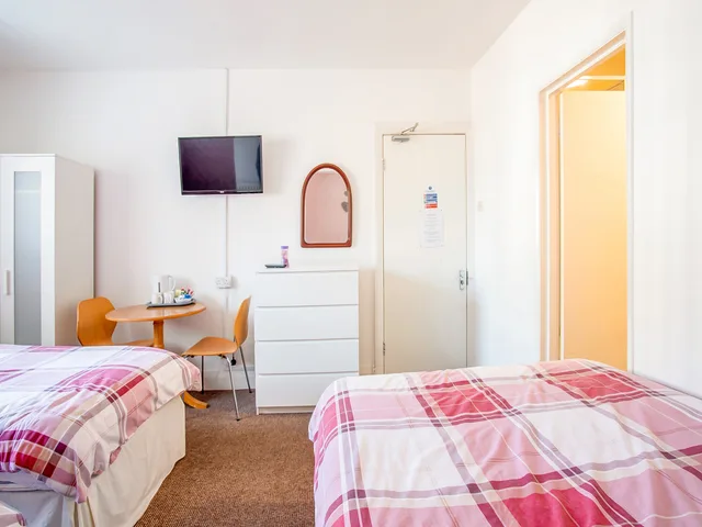 Standard Triple Room - Shared، OYO The Longlands Hotel 2/4