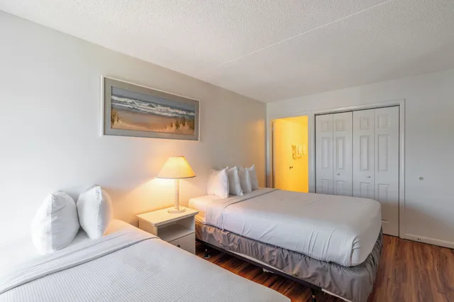 2 Bedrooms, Condo, Premium, King and Queen Bed, Single Bed, Bay View, Sofa, Balcony، Bay Club Resort 2/9