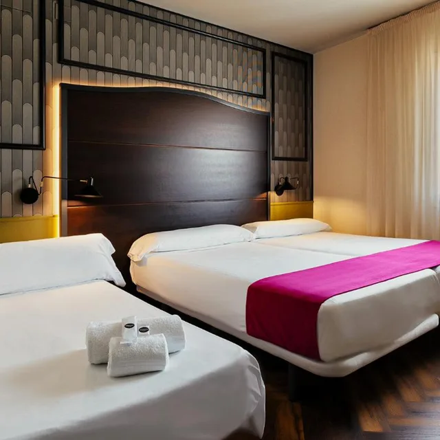 غرفة بسريرين منفصلين مع سرير إضافي، Hotel Vertice Aljarafe 4/10