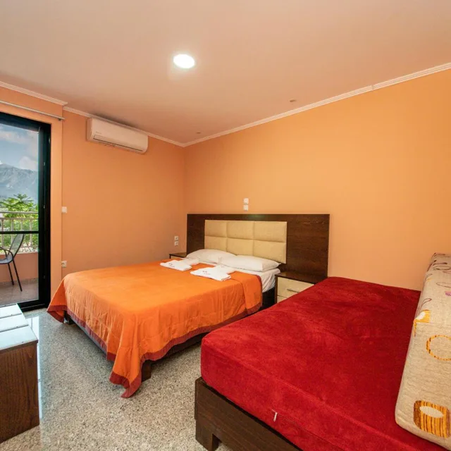 غرفة بسرير مزدوج أو سريرين منفصلين بإطلالة على الجبل، Kalias Hotel 2/9