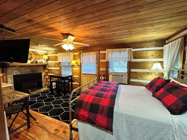 كابينة بسرير كوين، Mountainaire Inn and Log Cabins 1/1