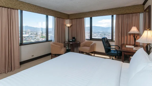 غرفة قياسية ركنية بسرير كينج بإطلالة على المدينة، Delta Hotels by Marriott San Jose Aurola 6/9