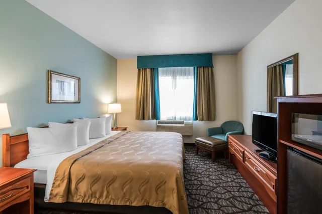 جناح بسرير كينج مع أريكة، Quality Inn & Suites Sequim at Olympic National Park 2/7