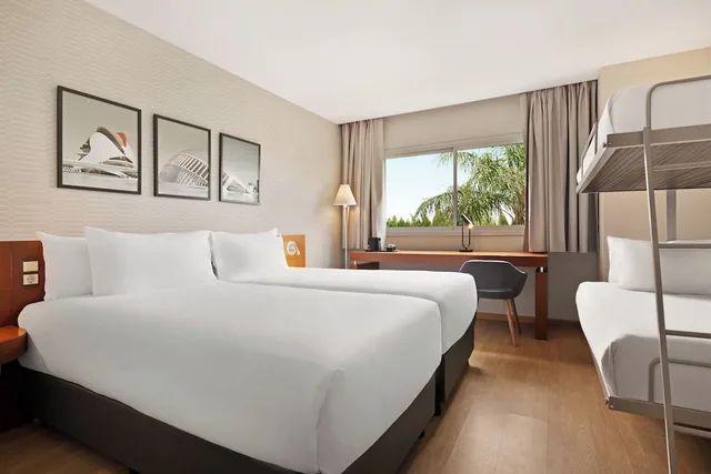 غرفة عائلية بسريرين منفصلين وسرير بطابقين، Ramada by Wyndham Valencia Almussafes 2/5