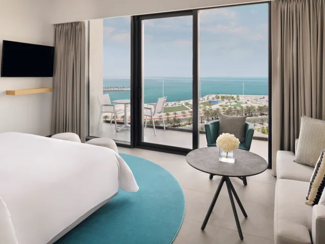 غرفة ديلوكس بسرير مزدوج بإطلالة على البحر، Movenpick Resort Al Marjan Island 3/9