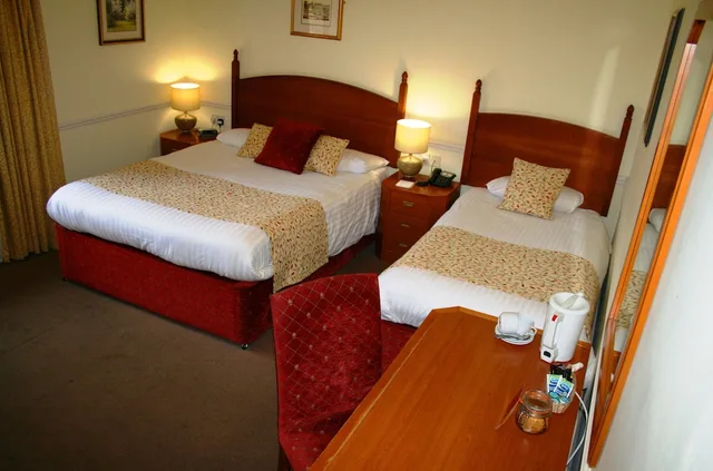 غرفة عائلية بسريرين منفصلين وسرير كينج وسرير فردي بإطلالة على الفناء، Queens Head Inn 1/3