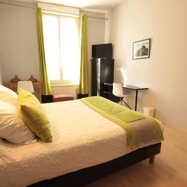 غرفة ثلاثية، Hotel Des Arts 2/7