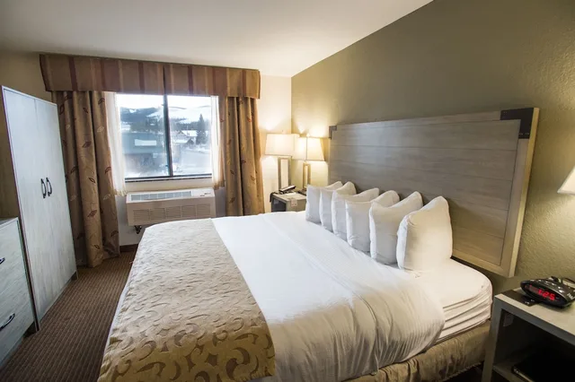 غرفة ديلوكس بسرير كينج بإطلالة على الجبل، Best Western Alpenglo Lodge 3/10