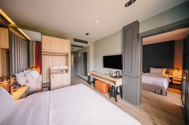 غرفة عائلية بسرير مزدوج وسريرين منفصلين بإطلالة على النهر بشرفة، Sandali Metekhi Boutique hotel 3/8