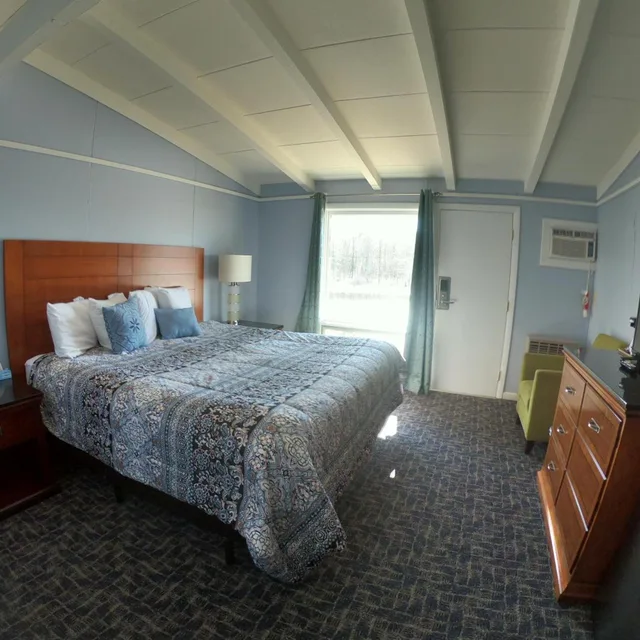 Room, King Bed, River View, Copper Lantern Motor Lodge 1/3