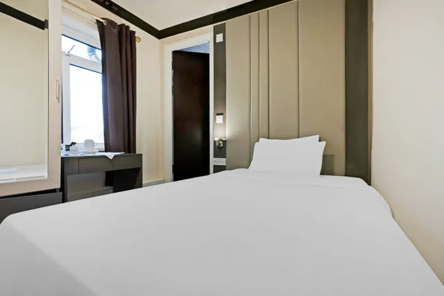 غرفة قياسية بسريرين منفصلين، OYO The Baltimore Hotel 1/5