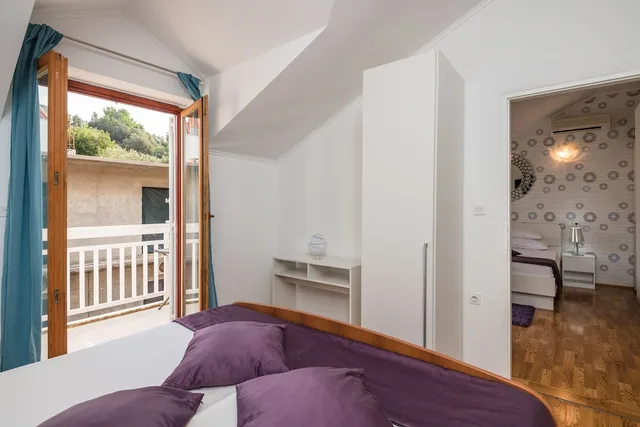 شقة كلاسيكية بسرير مزدوج وسريرين منفصلين بإطلالة على الفناء بشرفة بغرفتي نوم، Villa Voinic 4/10