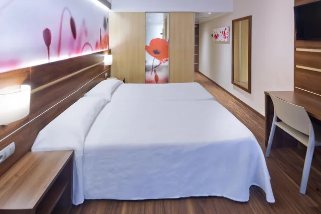 غرفة بسريرين منفصلين بإطلالة على المسبح، Volga Hotel 2/7