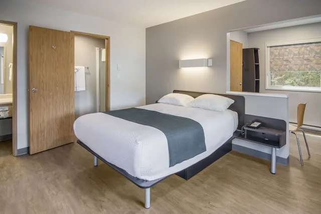 غرفة قياسية بسرير كوين بمطبخ، Motel6 Saanichton, BC - Victoria Airport 5/10