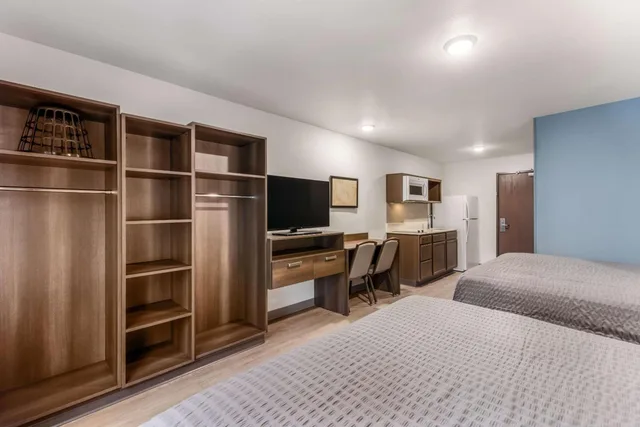 غرفة بسريرين كوين بحوض استحمام لذوي الإعاقة، WoodSpring Suites Charlotte - University Research Park 2/5
