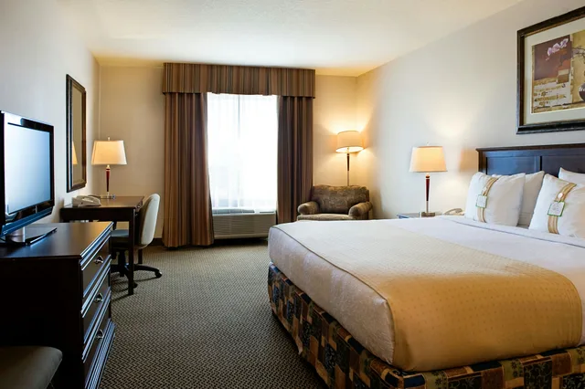 Leisure, King Bed، Holiday Inn Hotel & Suites West Edmonton 2/3