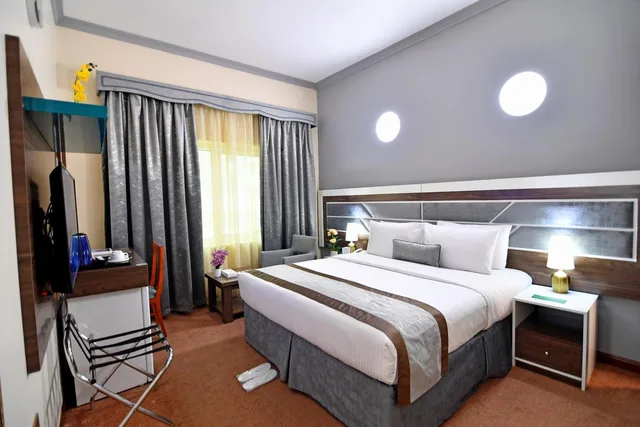 غرفة ديلوكس تنفيذية بسرير كينج، NEJOUM AL EMARATE HOTEL 1/10