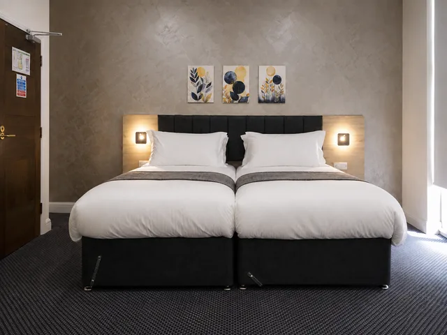 Superior Twin Room (1 Twin Bed), OYO Townhouse 30 Sussex Hotel, London Paddington 1/2